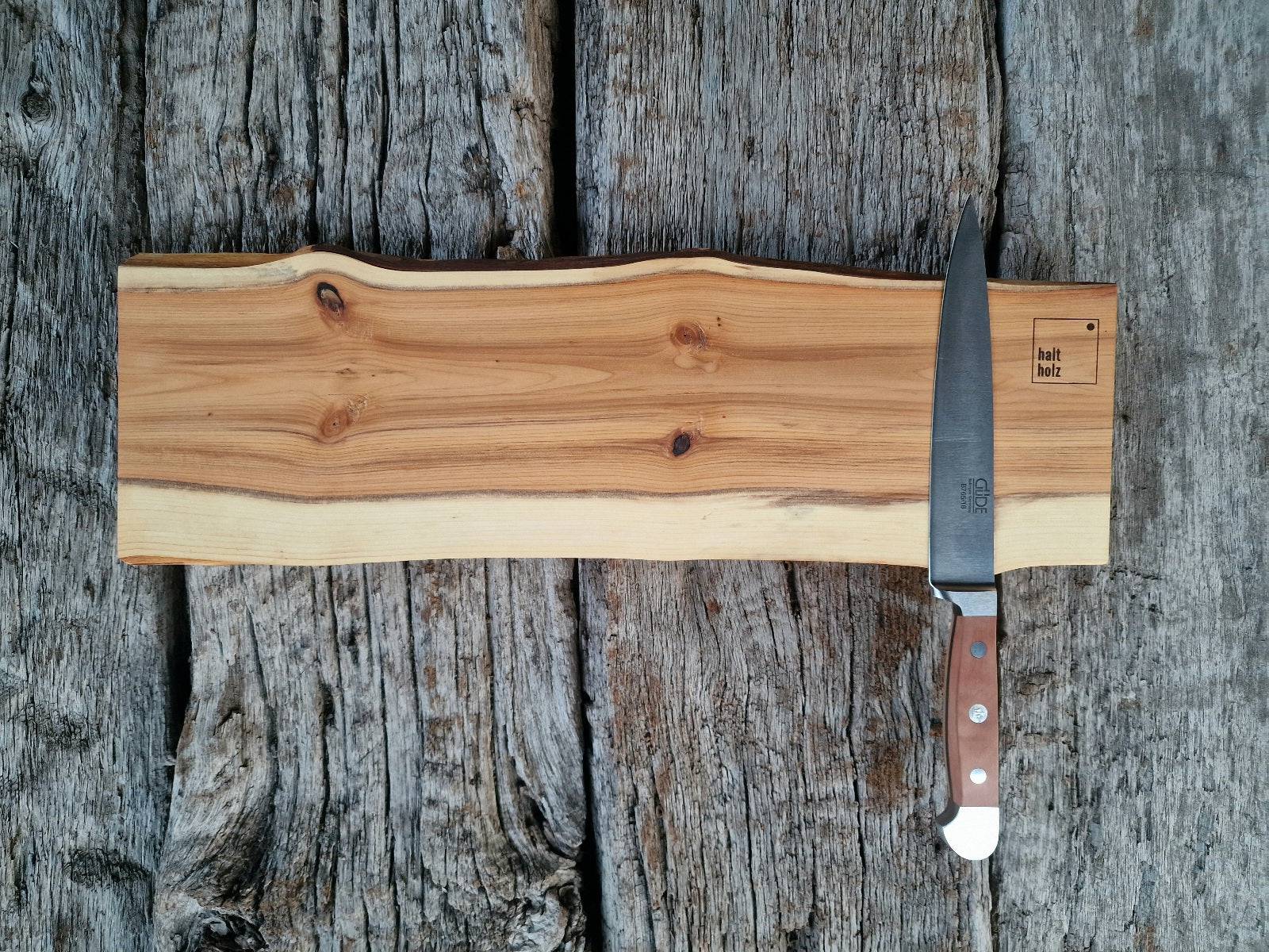 Güde Solingen Filiermesser auf einem Eibenholz Magnetmesserhalter auf alten Eichenbalken.