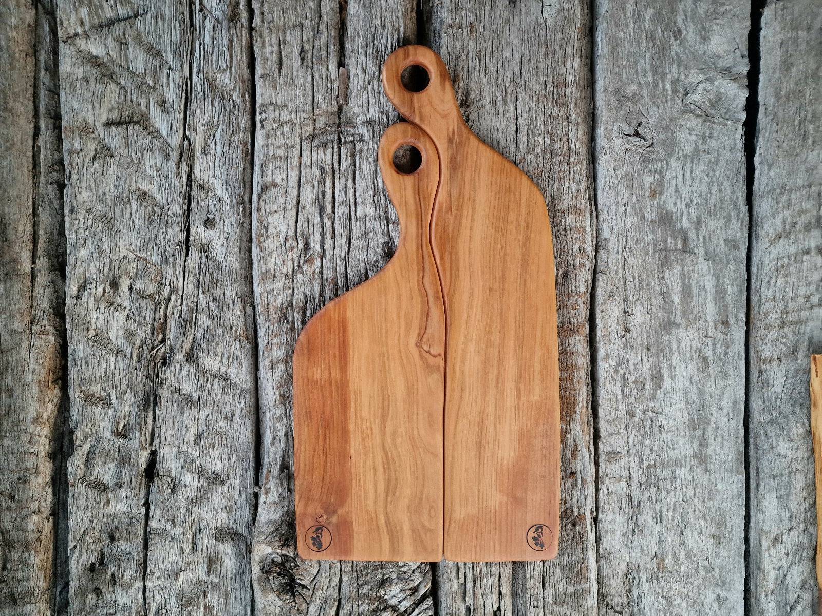 Partnerbretter mit Stil zum Aufhängen, 2-teilig aus Kirschbaum, auf historischen Eichenbalken liegend.