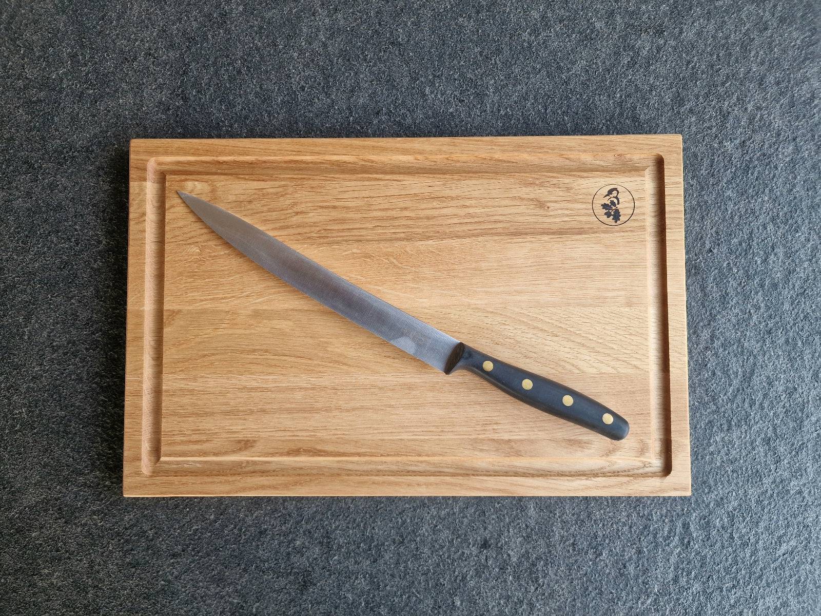 Tranchiermesser K6 auf einem Saftrillenbrett aus massiver Eiche.