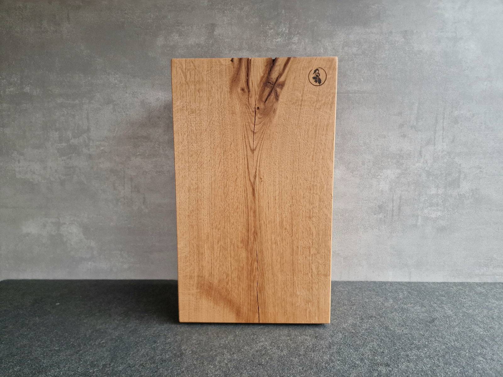 Holz Säule aus massiver Eiche in der Größe 50 x 30 cm auf einer Steinplatte.