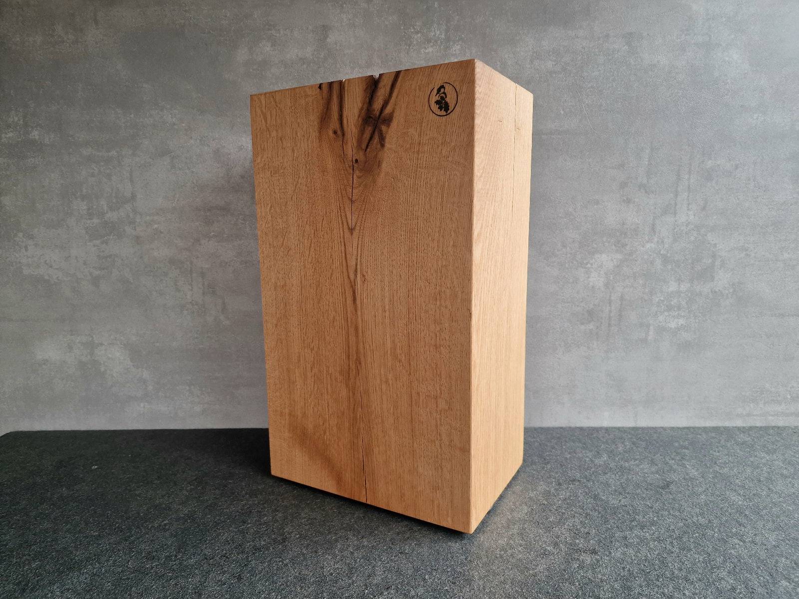 Holzklotz aus Eiche in seitlicher Ansicht.