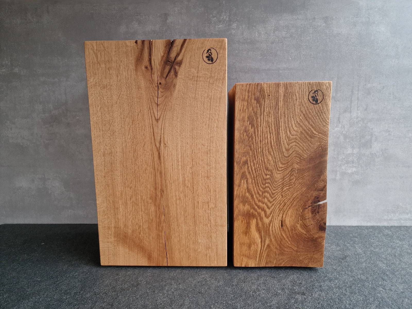 50 cm und 40 cm hoher Holzklotz aus Eiche im Vergleich.