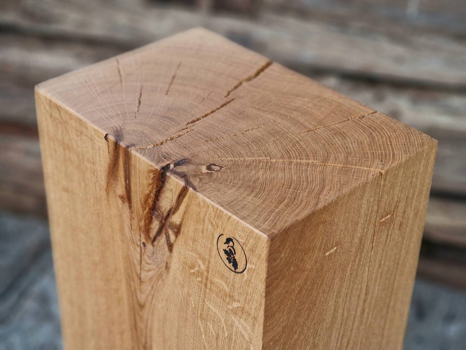 Draufsicht eines Eiche Holzklotzes von oben fotografiert.