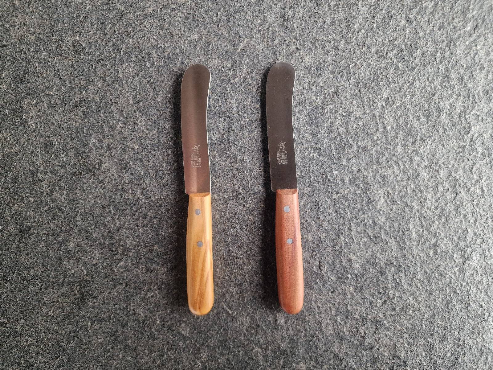 Kleines Buckels Beilegemesser für Butter mit Griff aus Olive und Pflaume