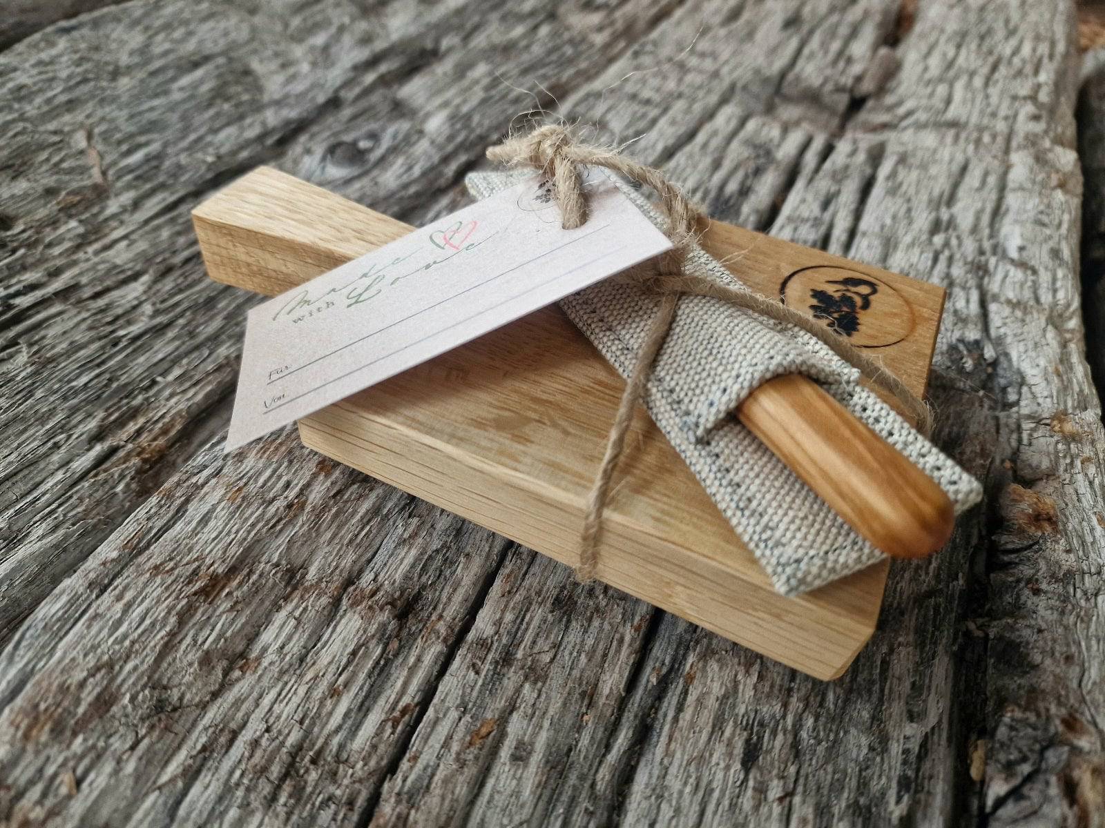 Geschenke Set 3-teilig:Holzbrett für Kräuterbutter auf historischen Eichenbalken. Verpackt mit einem Windmühlenmesser Butter Buckels mit Olive-Griff in einem Leinen-Etui.