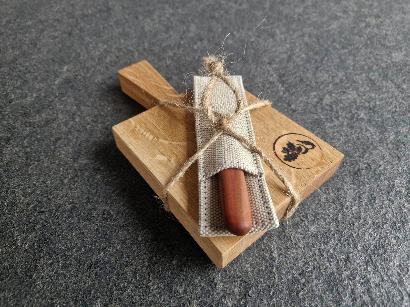 Eichenbrett für Party Snacks. Mit einem kleinen Messer mit Holzgriff im Etui, als Geschenk verpackt.