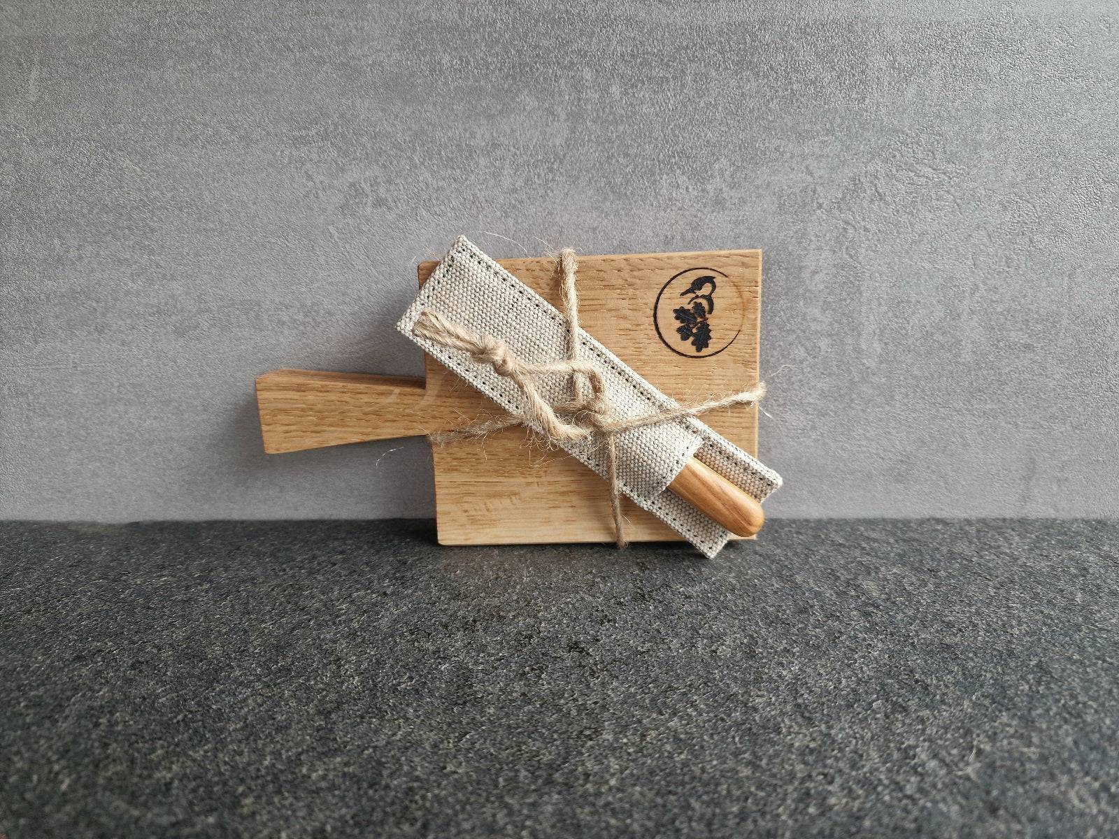 Buttermesser für Butterbrot im Windmühlenmesser Etui und einem kleinen Eiche Holzbrett mit Griff.