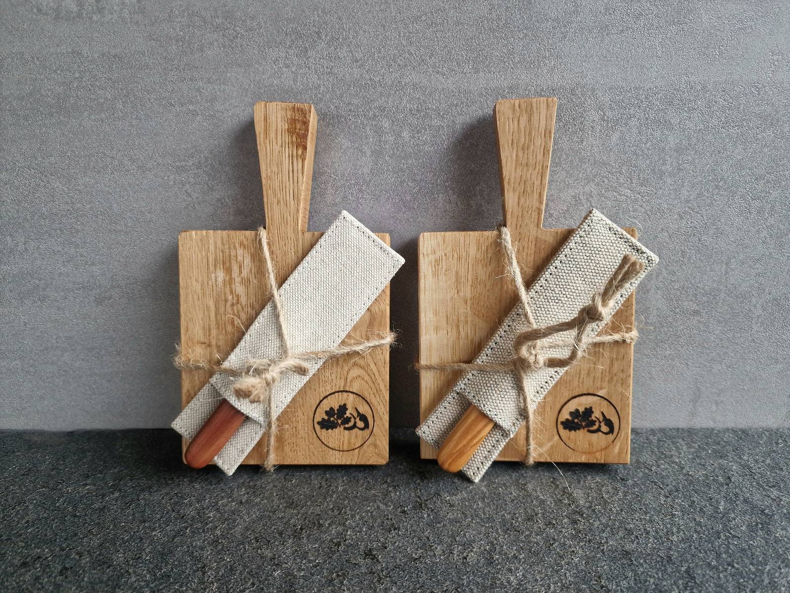 Zwei Brettchen für Butterboards Gerichte. Verpackt mit je einem Windmühlenmesser Butter Buckels und Leinen-Etui als Set.