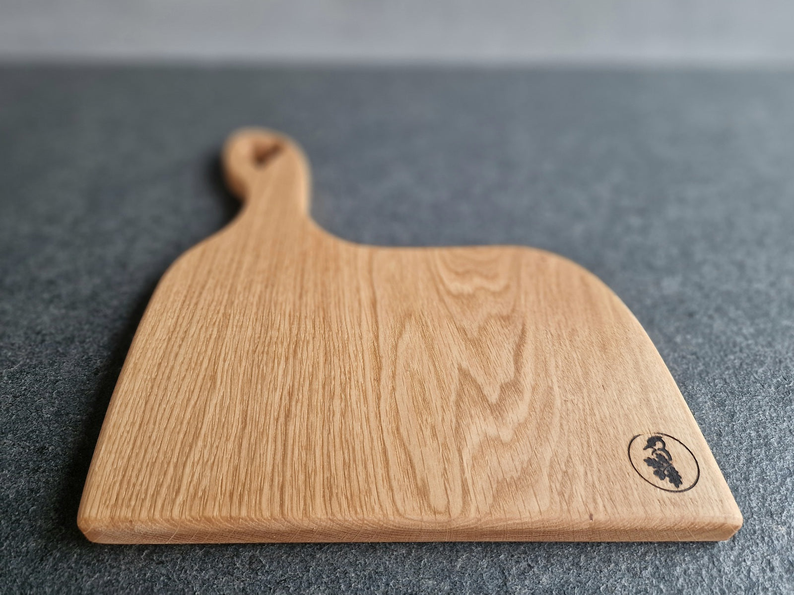Großer Bruder Holz Brett aus Eiche, liegend auf einer Steinplatte.