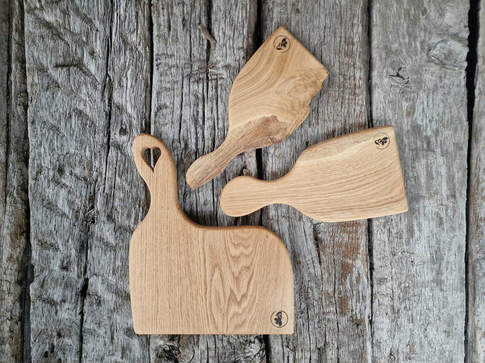 Holzbrett für 3 Geschwister auf alten Eichenbalken.