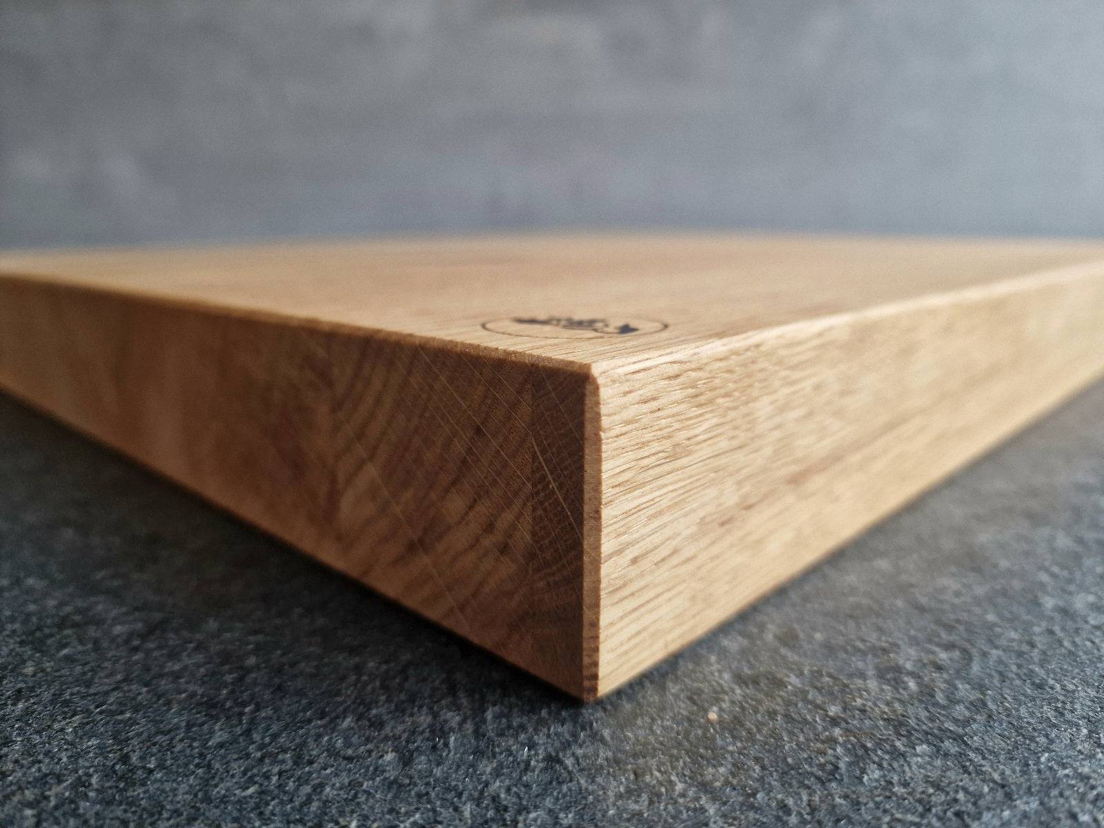 Die Dicke eines großen Eiche Schneideblockes im Detail