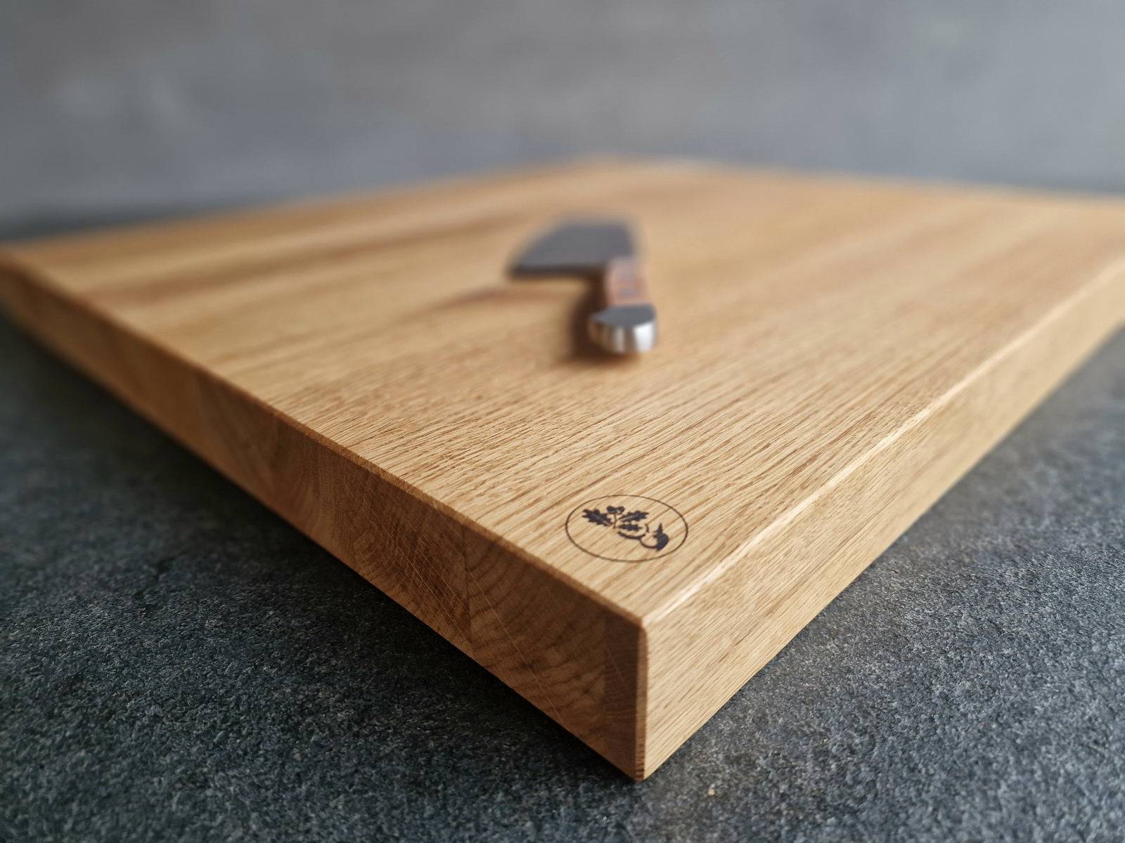 Eckansicht eines Eiche Schneideblockes mit einem Güde Kochmesser.