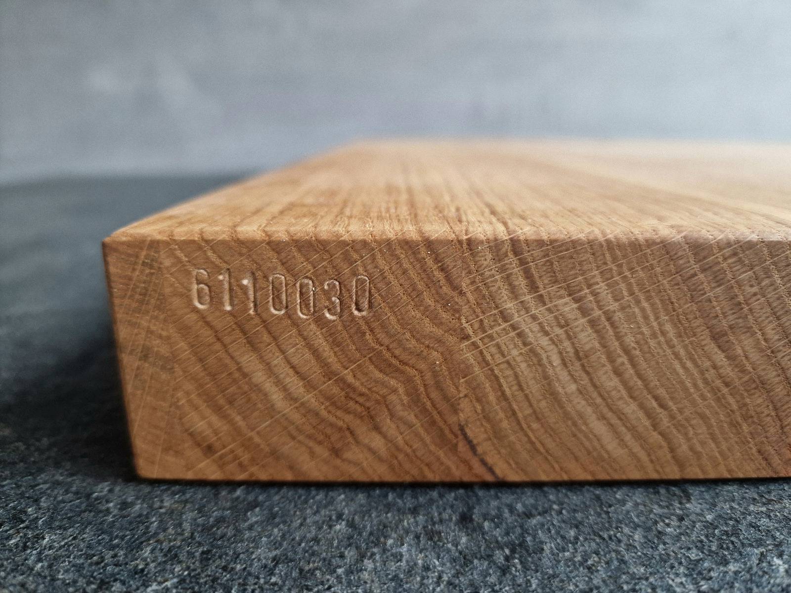 Per Hand eingeschlagene Seriennummer bei einem Eiche Schneideblock von Spessartbrett.