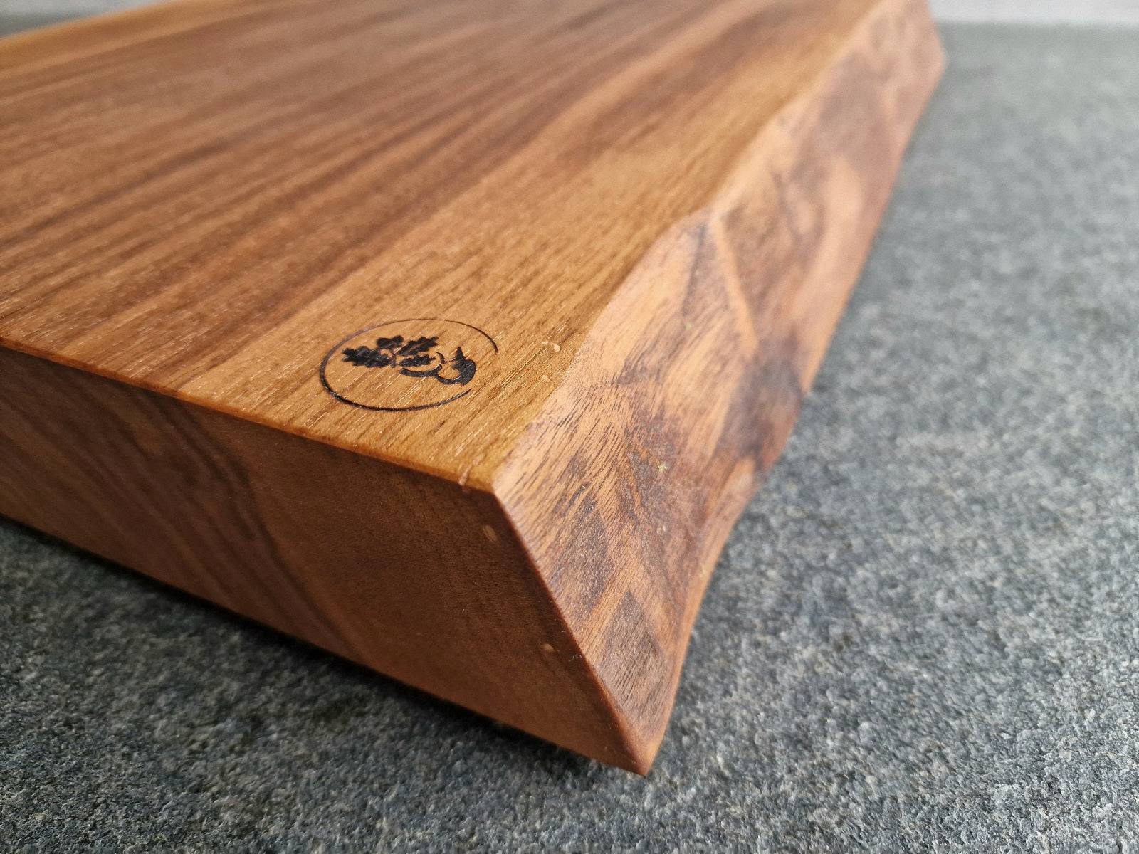 Die Baumkante im Detail bei einem Schneideblock aus einem Stück massivem Nussbaum.
