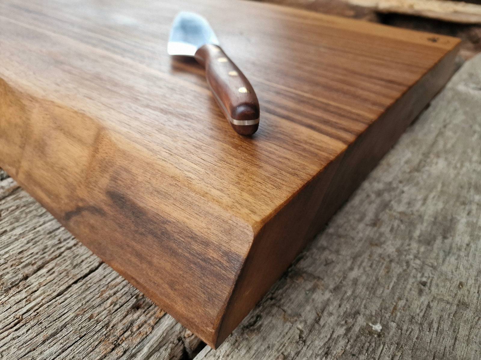 Detailansicht Nussbaum Schneideblock mit Baumkante.