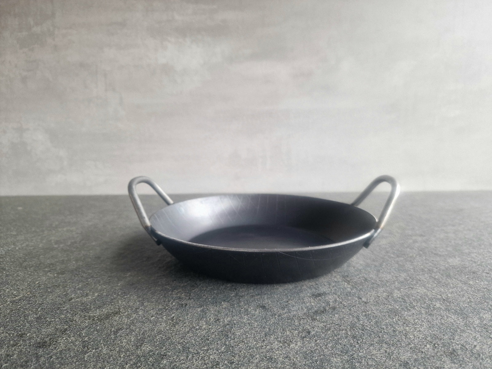 Eisenpfanne für alle Herdarten mit 24 cm Durchmesser.