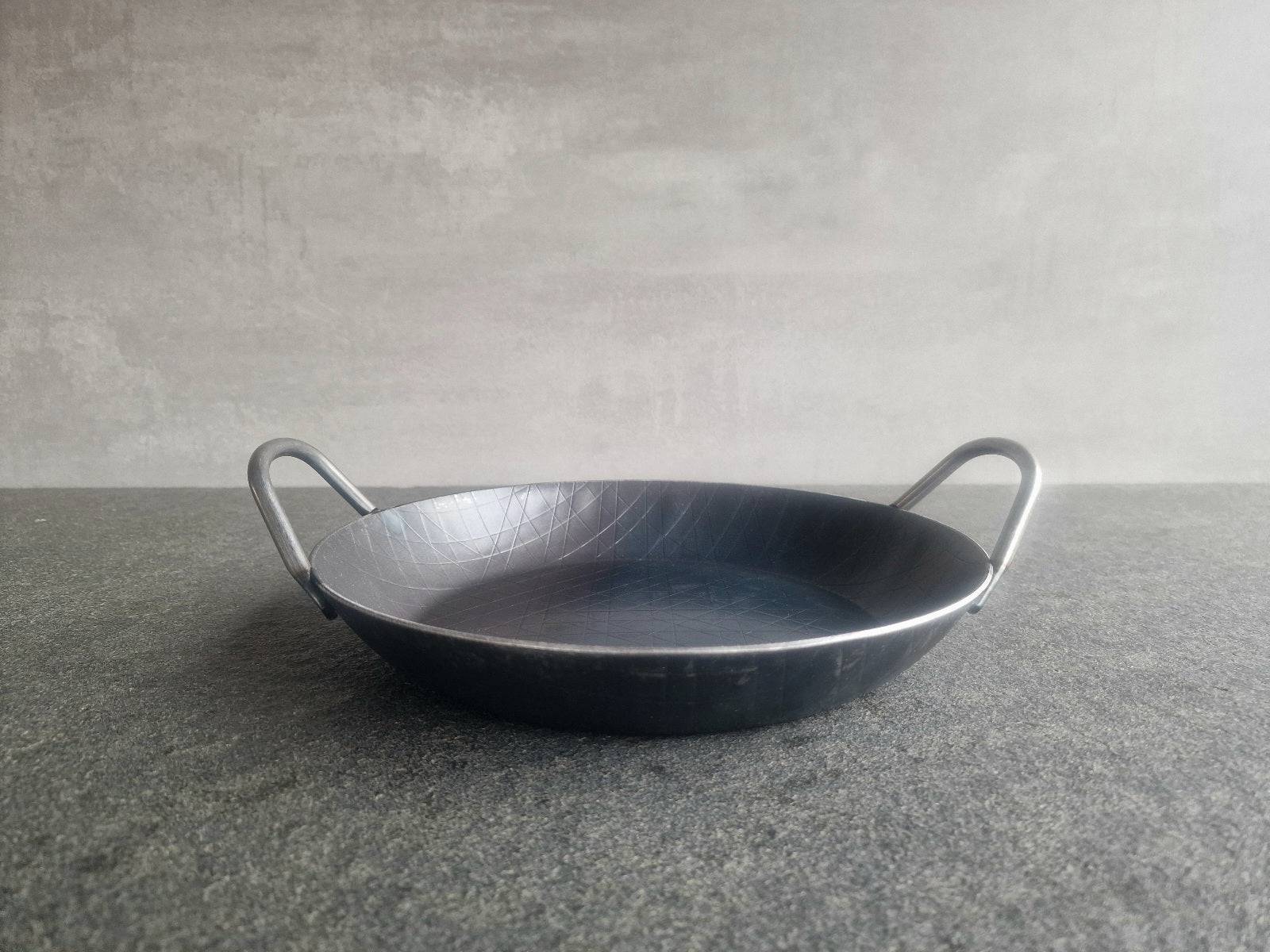 Servierpfanne aus Eisen mit 2 Griffen in der Größe 28 cm