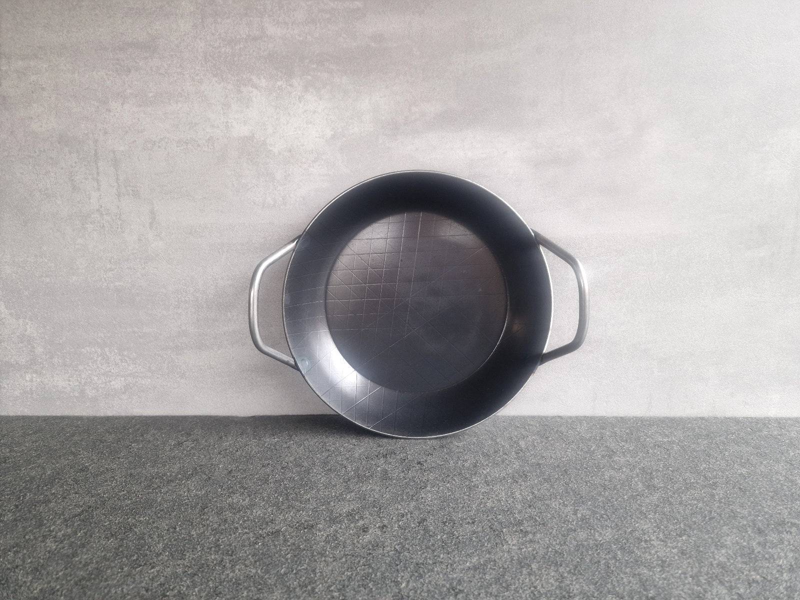 Servierpfanne mit hohem Rand aus Eisen mit zwei Griffen