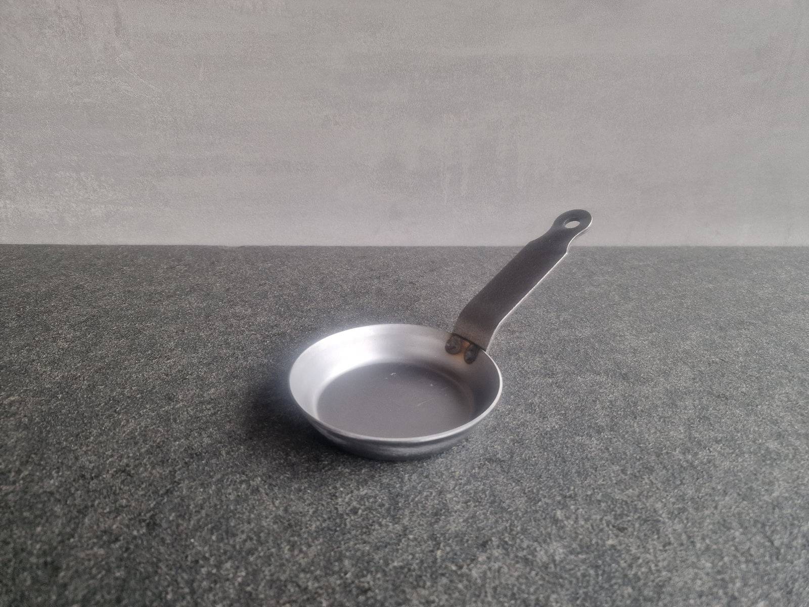 Eisenpfanne mit 12 cm Durchmesser für Tapas.