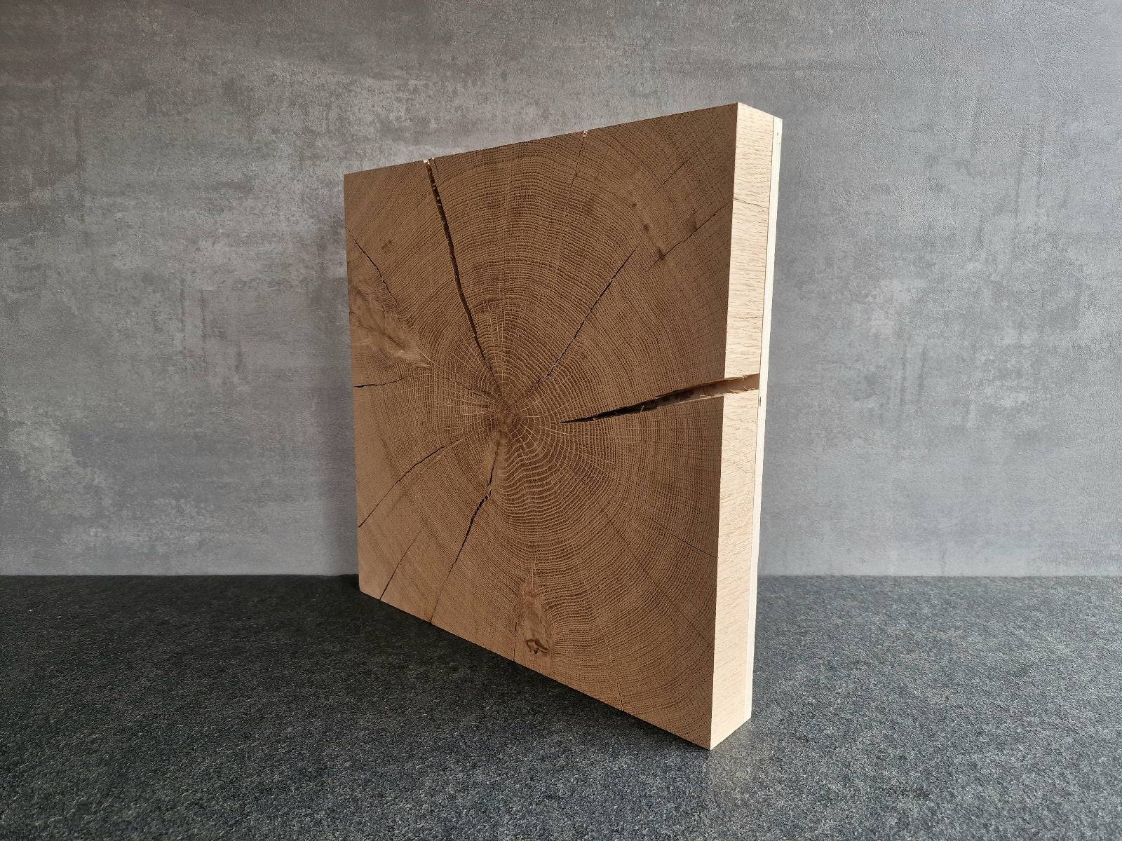 Seitliche Ansicht eines Holzbildes aus einem Stück Eiche, massiv.