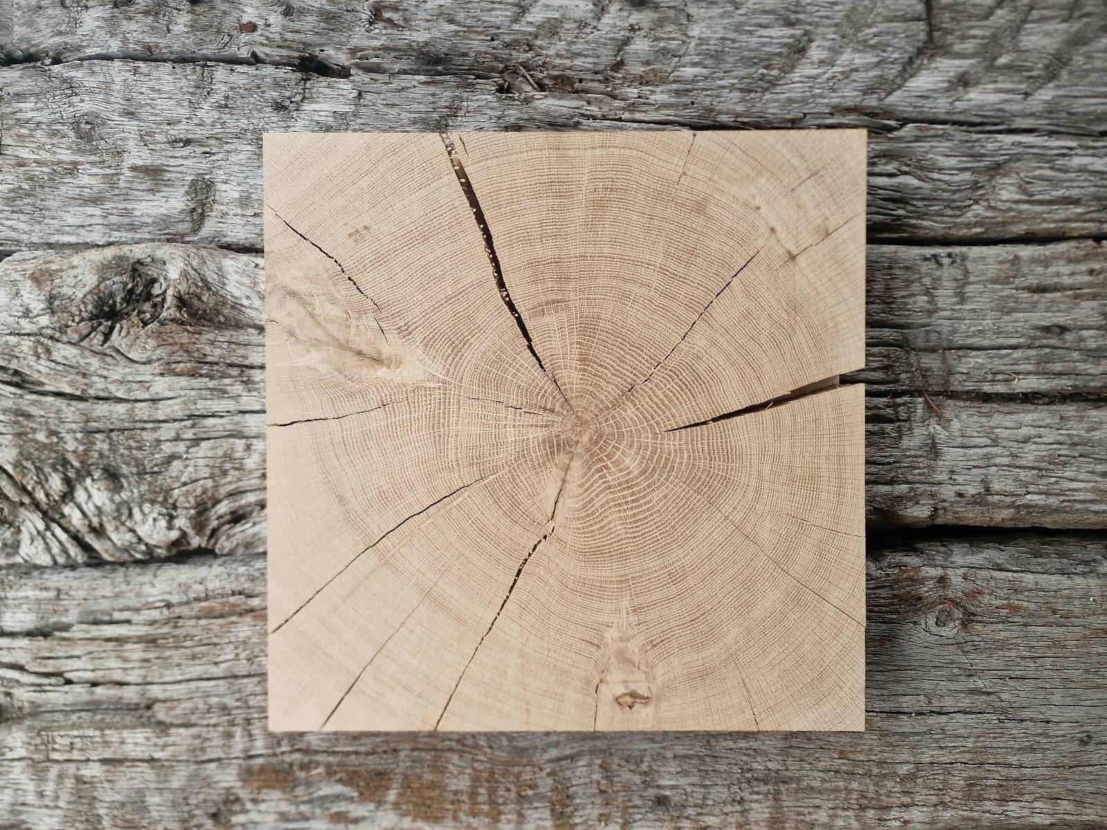 Eiche Hirnholz, massives Holzbild aus einem Stück mit Rissen auf alten Eichenbalken.