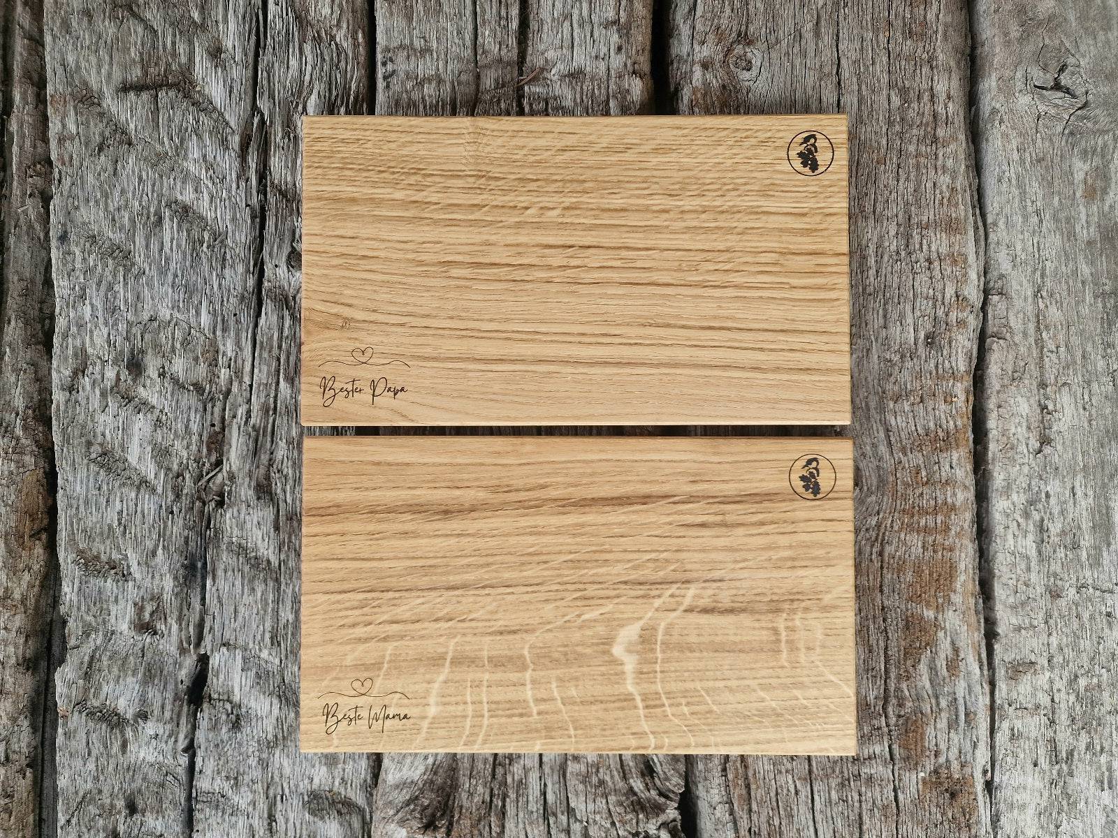 2 Eiche Brotzeitbretter für Muttertag oder Vatertag auf alten Eichenbalken.