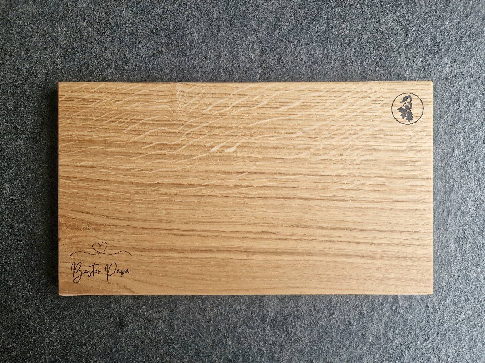 Nachhaltiges Vatertagsgeschenk: Brotzeitbrett aus Eiche mit Gravur "Bester Papa".