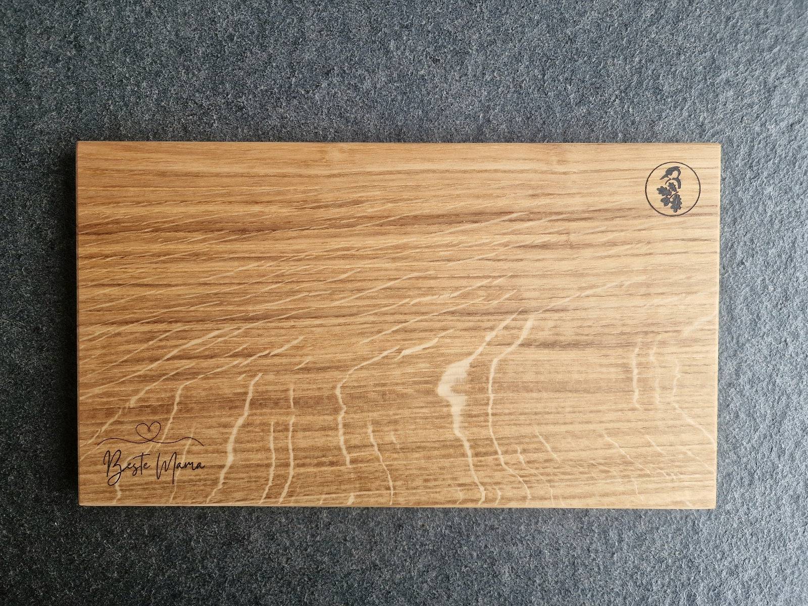 Nachhaltiges Muttertagsgeschenk: Gemüsebrett aus Eiche mit Gravur "Beste Mama".