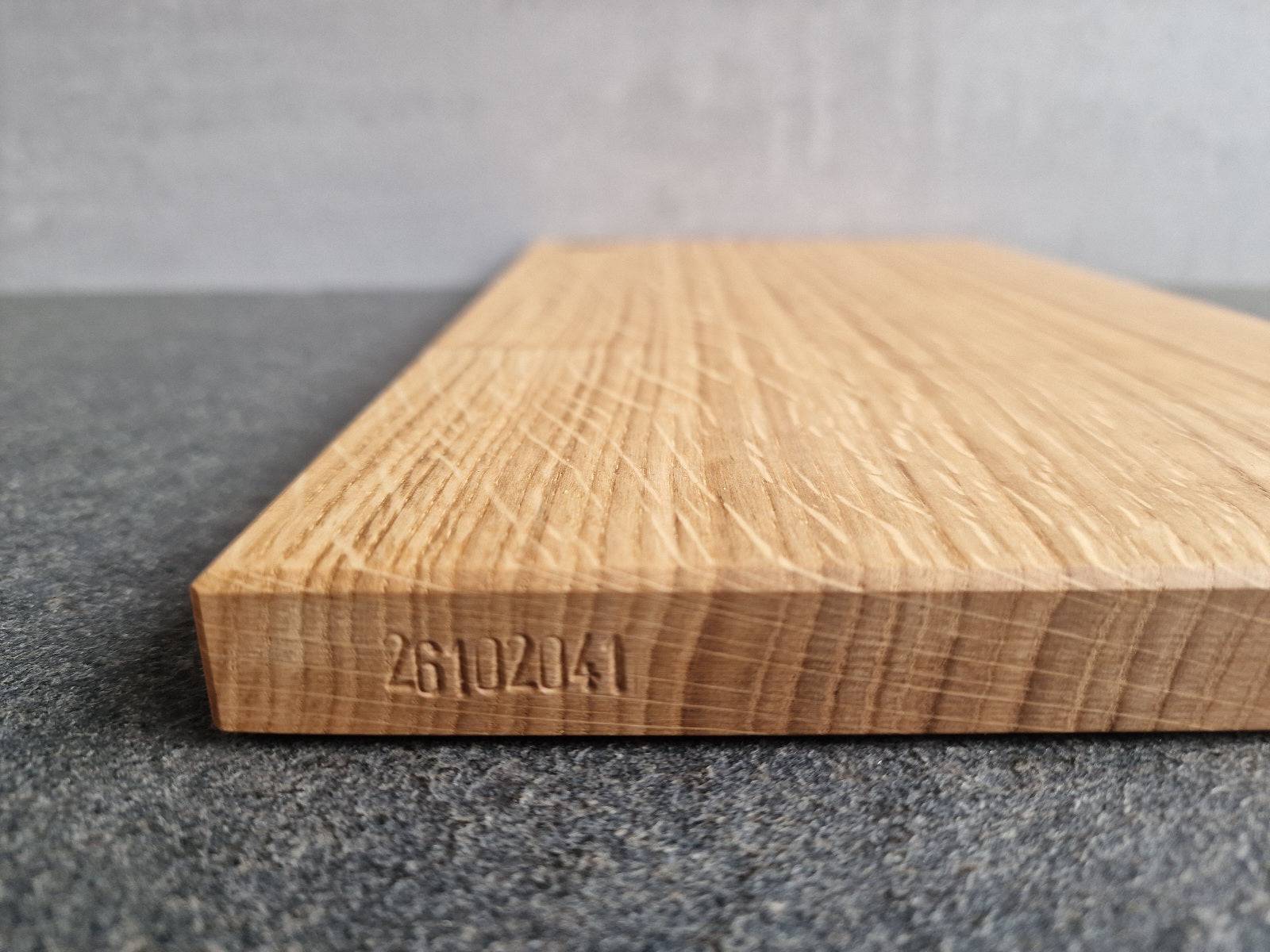 Seriennummer per Hand eingeschlagen an einem Holzbrett von Spessartbrett.