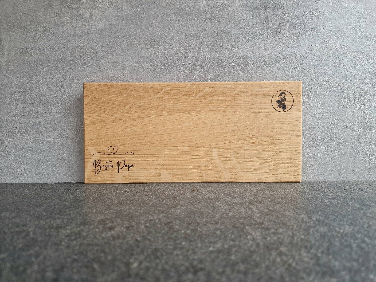 Vatertagsgeschenk: Holzbrett mit Lasergravur "Bester Papa" aus massiver Eiche.