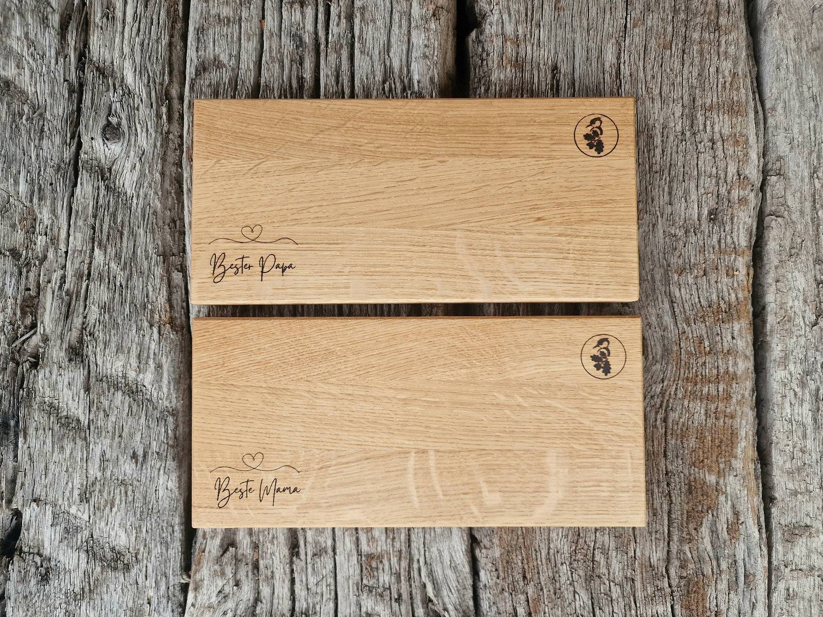 Bester Papa, beste Mama. Geschenk für Eltern aus Holz in Form eines Brotzeitbrettes. Auf alten Eichenbalken.