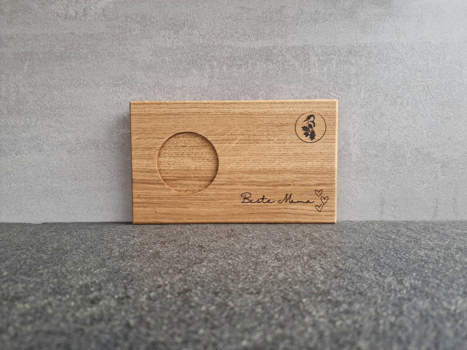 Holztablett mit Aussparung für eine Cappuccinotasse. Mit Lasergravur "Beste Mama".