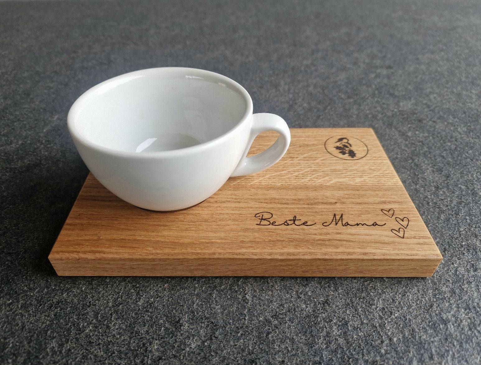 Weiße Cappuccinotasse, Eiche Holztablett mit Mulde und Lasergravur "Beste Mama".