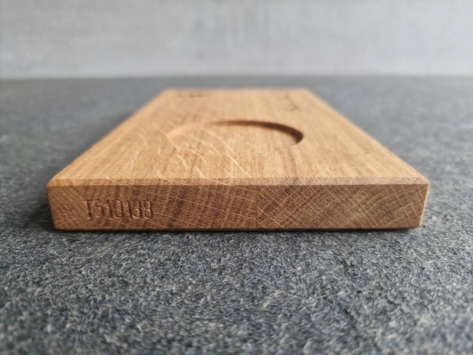 Eingeschlagene Seriennummer bei einem Holztablett von Spessartbrett.