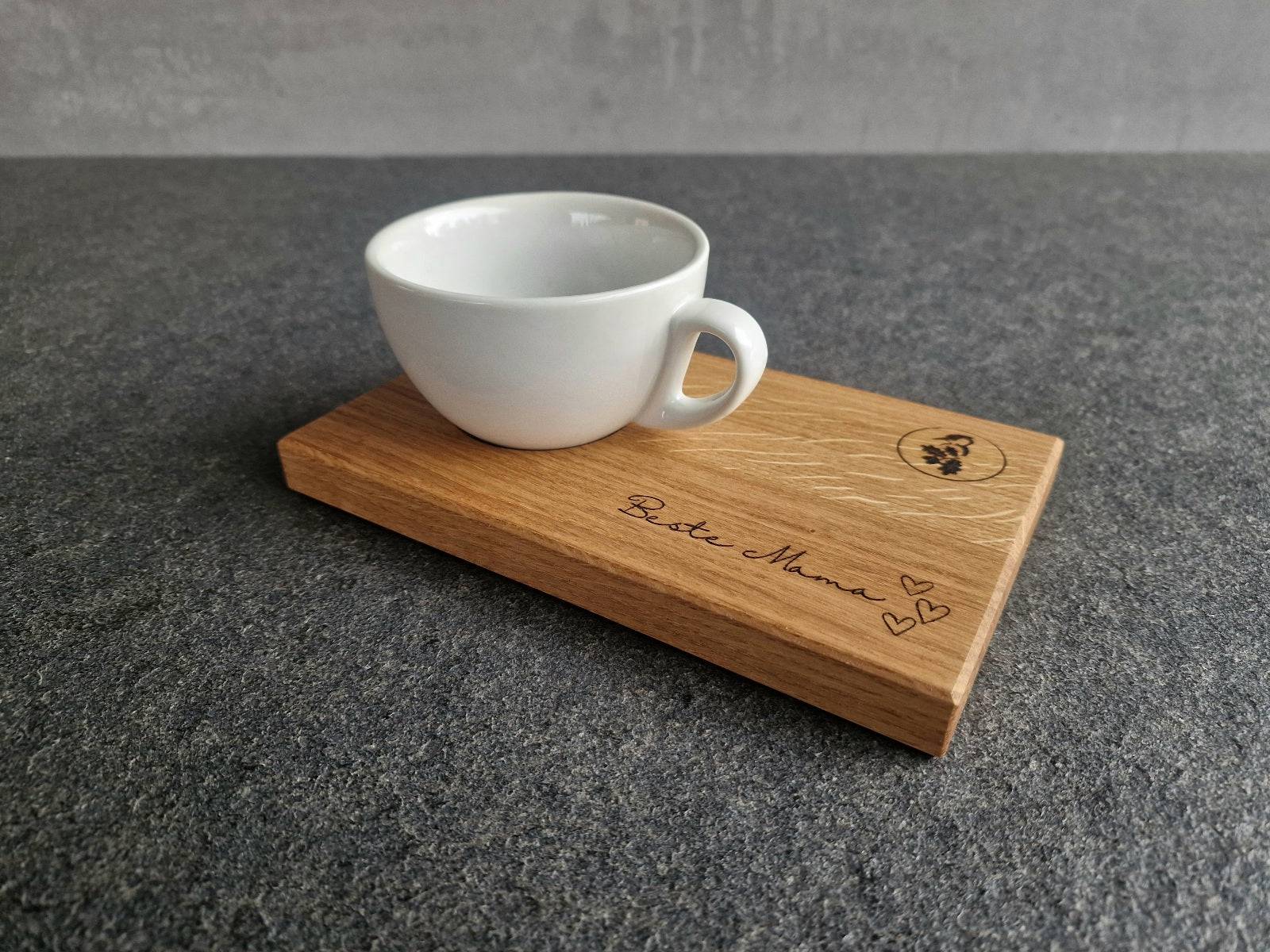 Eiche Cappuccinotablett mit einer weißen Tasse. "Beste Mama" eingraviert.
