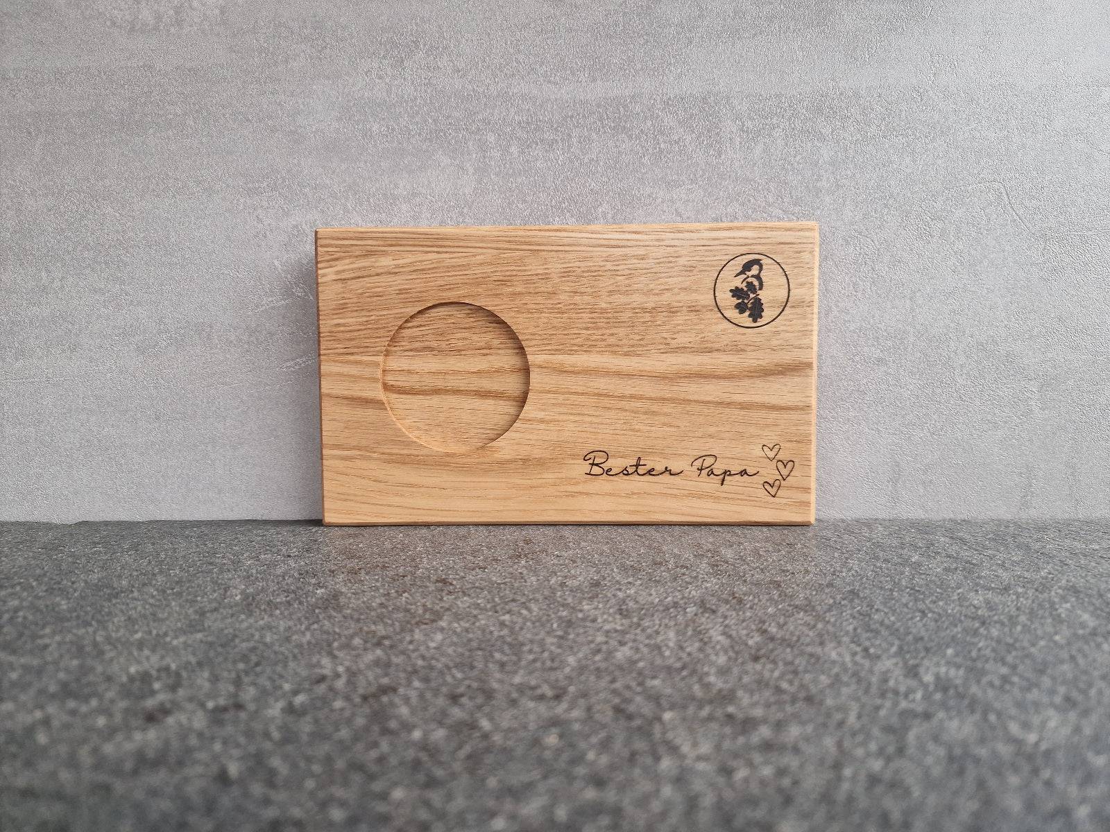Holz Tablett aus Eiche mit einer Aussparung für eine Teetasse. Mit Lasergravur "Bester Papa".