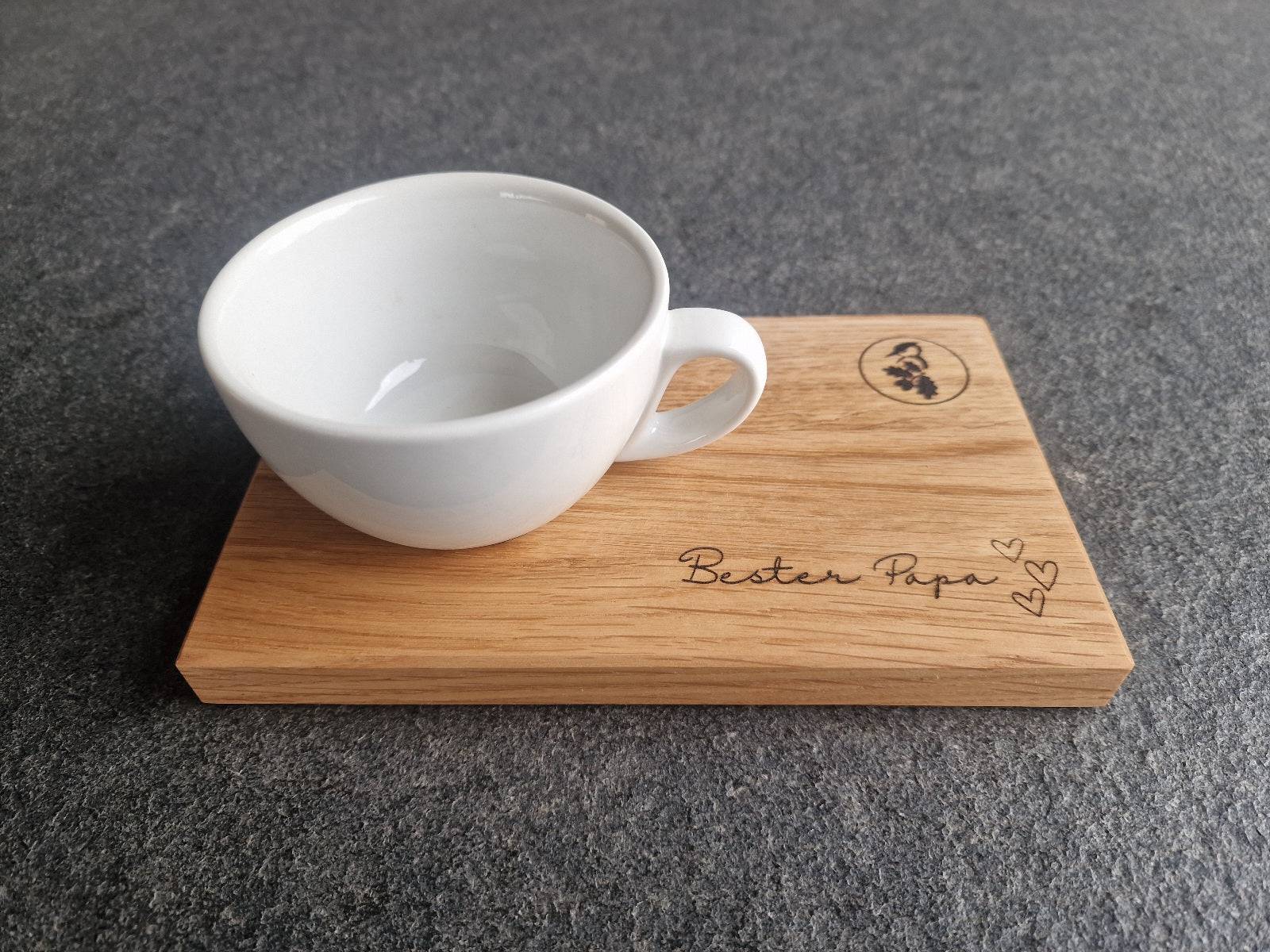Weiße Cappuccinotasse, Eiche Holztablett mit Mulde und Lasergravur "Bester Papa".