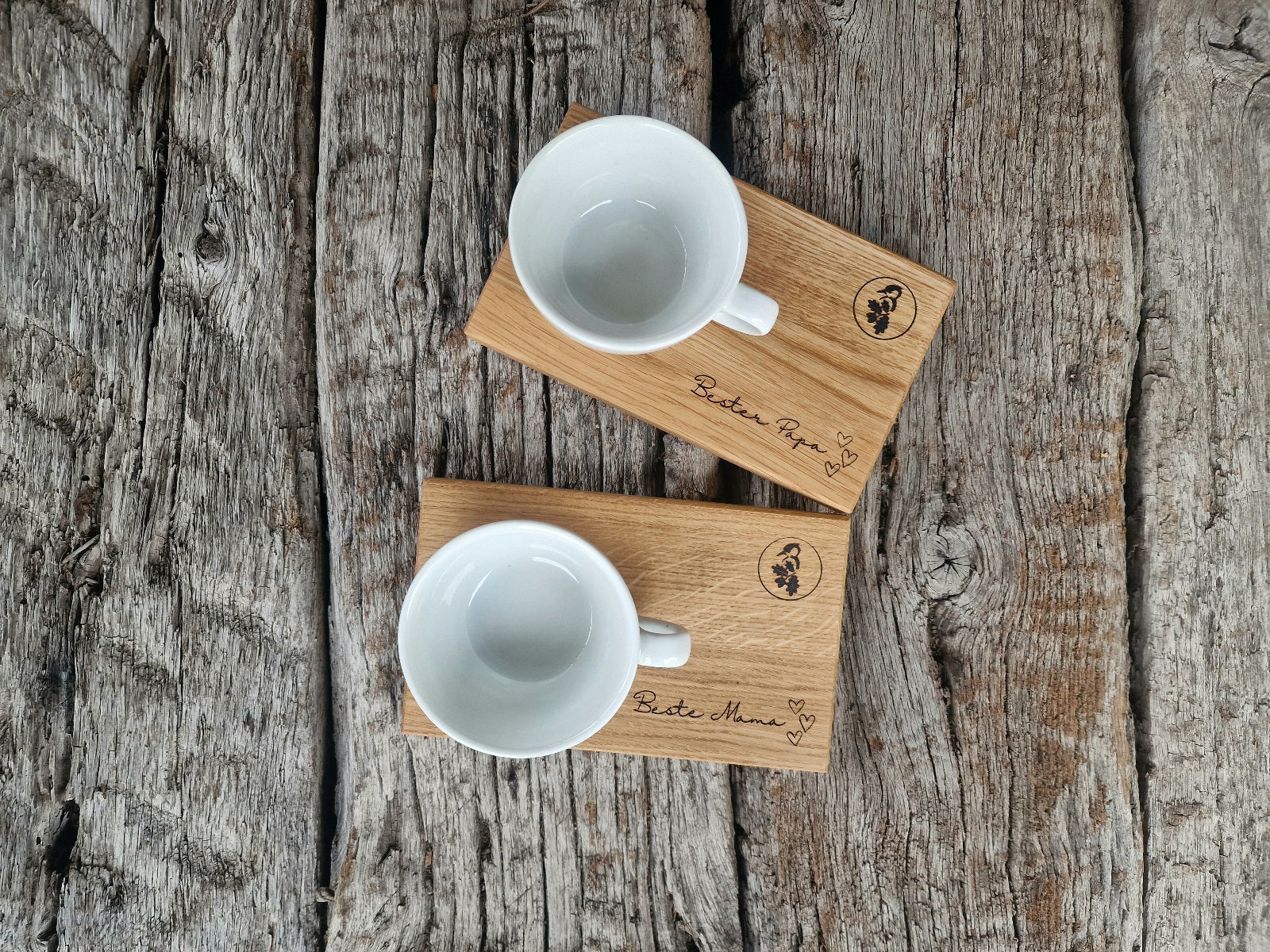 Zwei wunderschöne Eiche Holztabletts für eine Cappuccinotasse mit einer personalisierten Lasergravur.