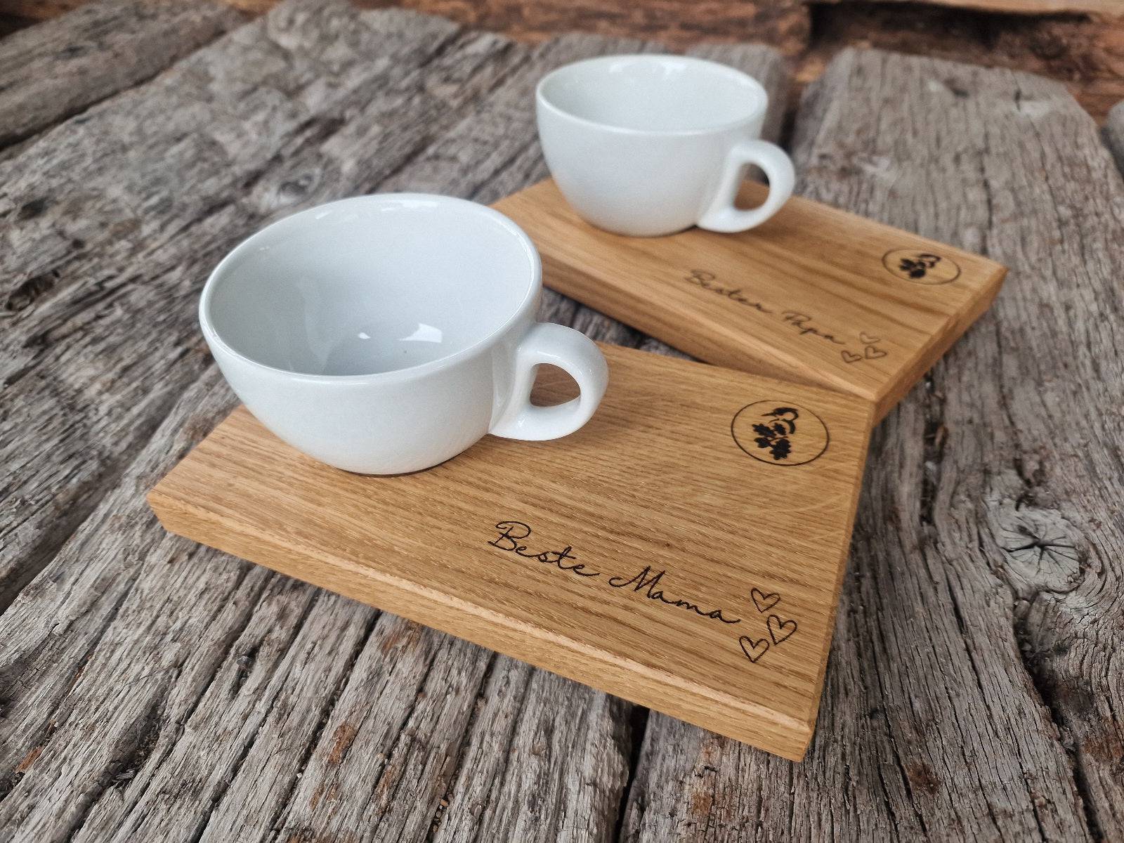 2 Holztabletts mit einer großen Tasse, mit Lasergravur personalisiert für Muttertag und Vatertag, auf alten Eichenbalken.