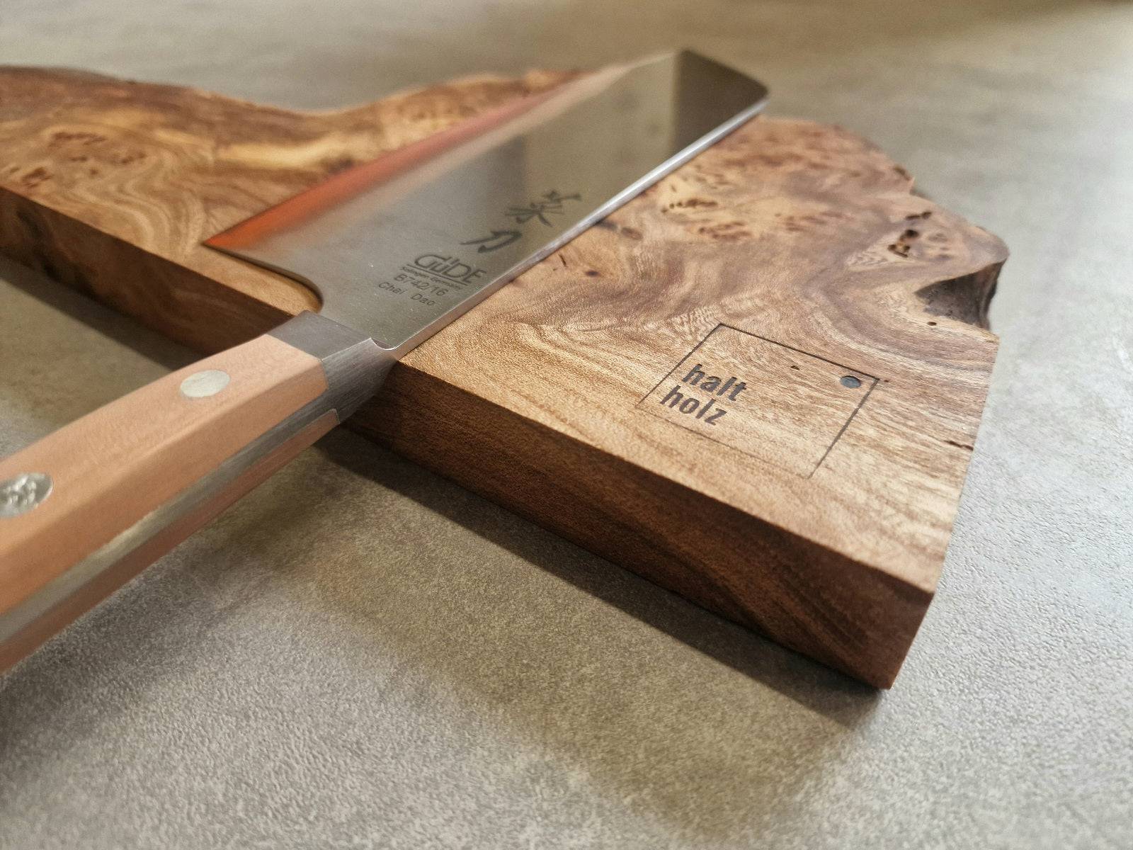 Detailansicht eines chinesischen Kochmessers von GÜDE an einem magnetischen Messerhalter aus Maserulme, Messerhalter für 5 Messer.