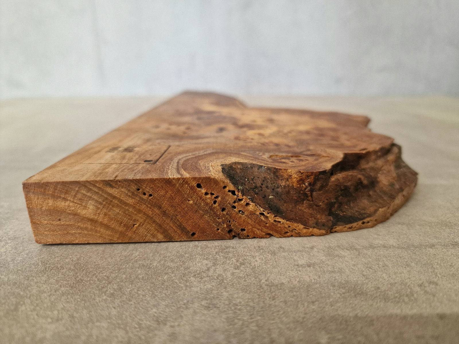 Ansicht der Baumkante eines magnetischen Messerhalters aus dem Edelholz Maserulme.