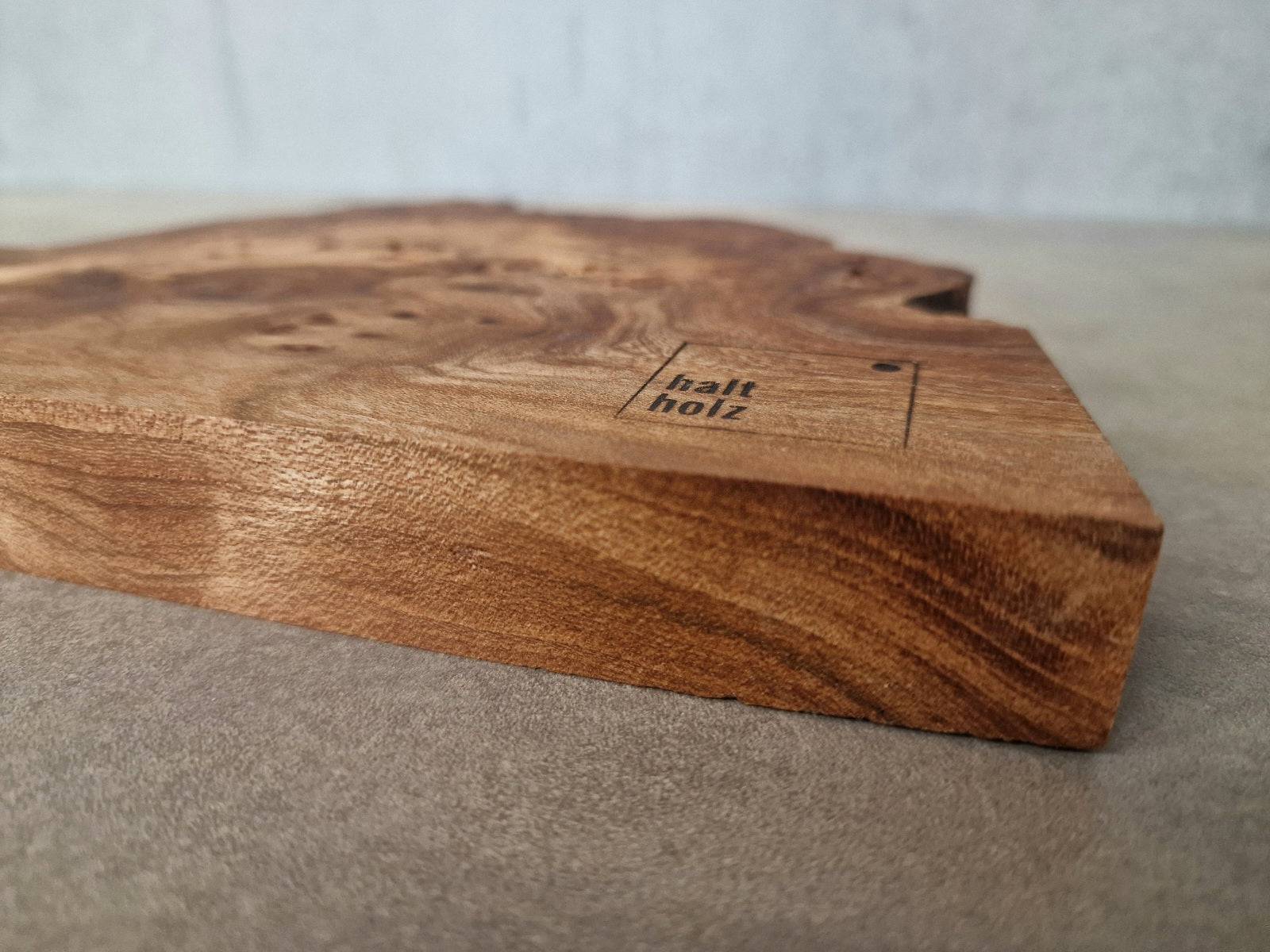 Kante eines magnetischen Messerhalters aus Maserulme im Detail