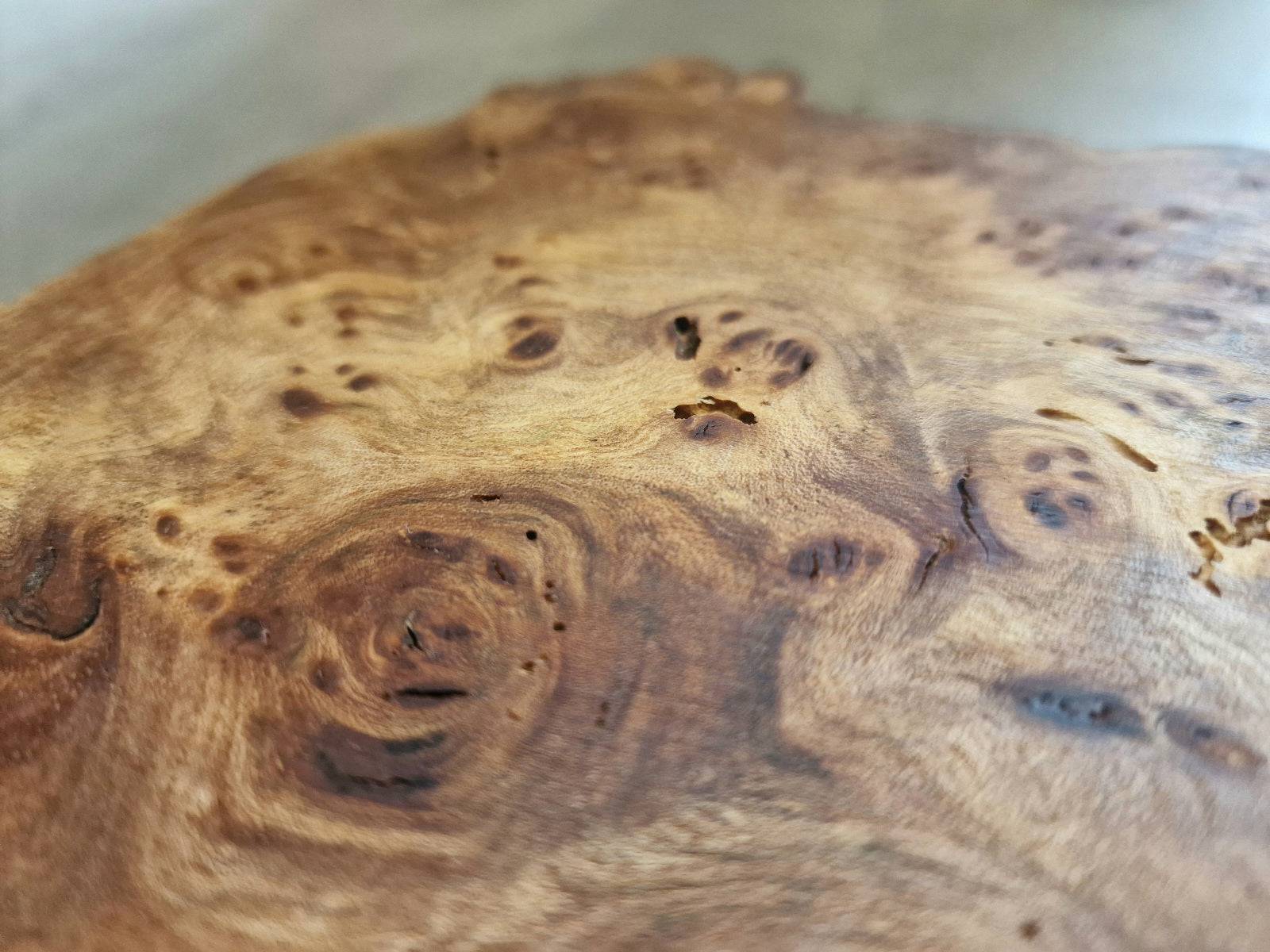 Nahaufnahme der Maserung der Augen einer Maserulme