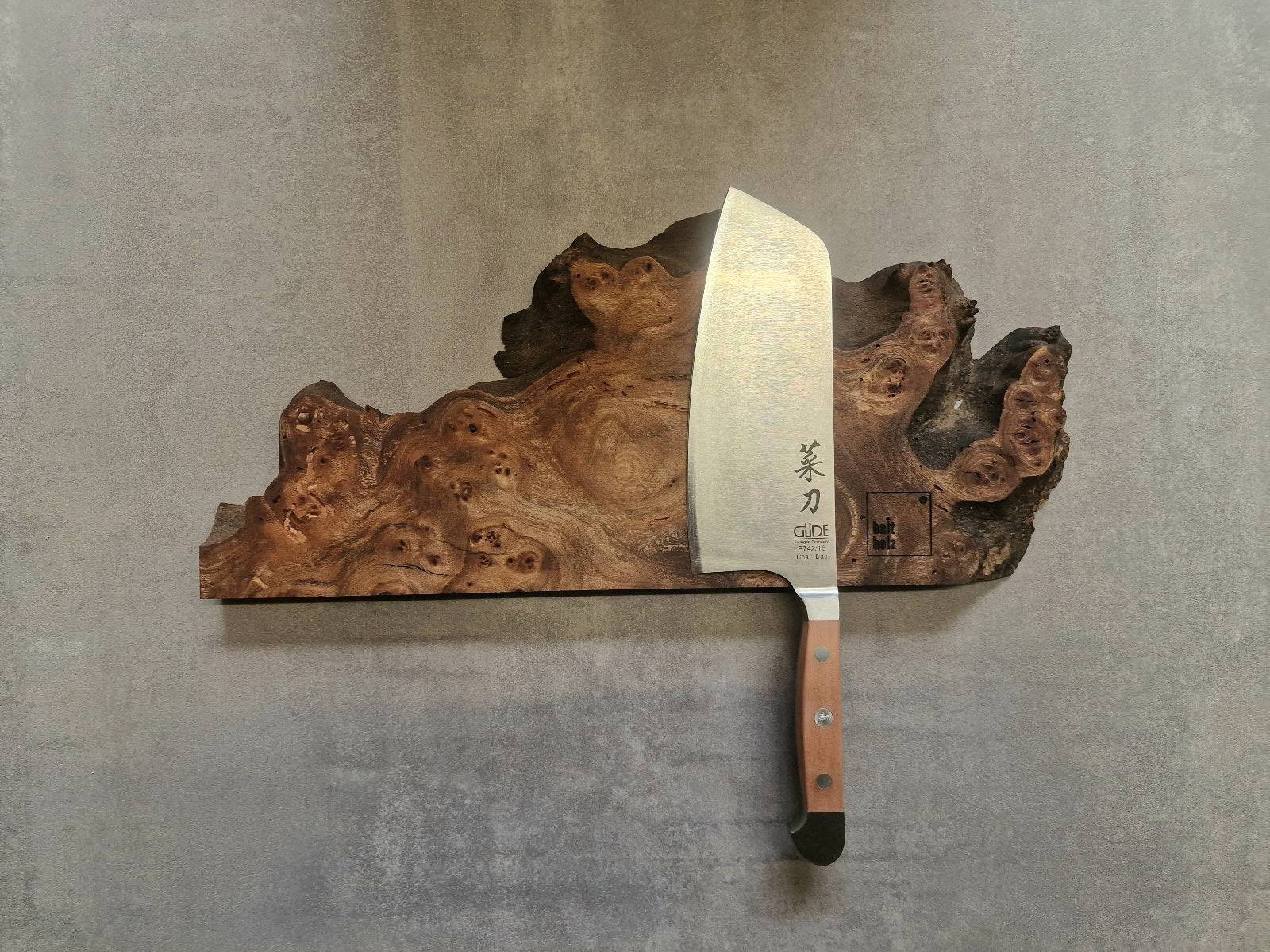 Wunderschöner magnetischer Messerhalter für 5 Messer. Unikat aus Maserulme, Rüster mit vielen Schwüngen. Dekoriert mit einem GÜDE Kochmesser.