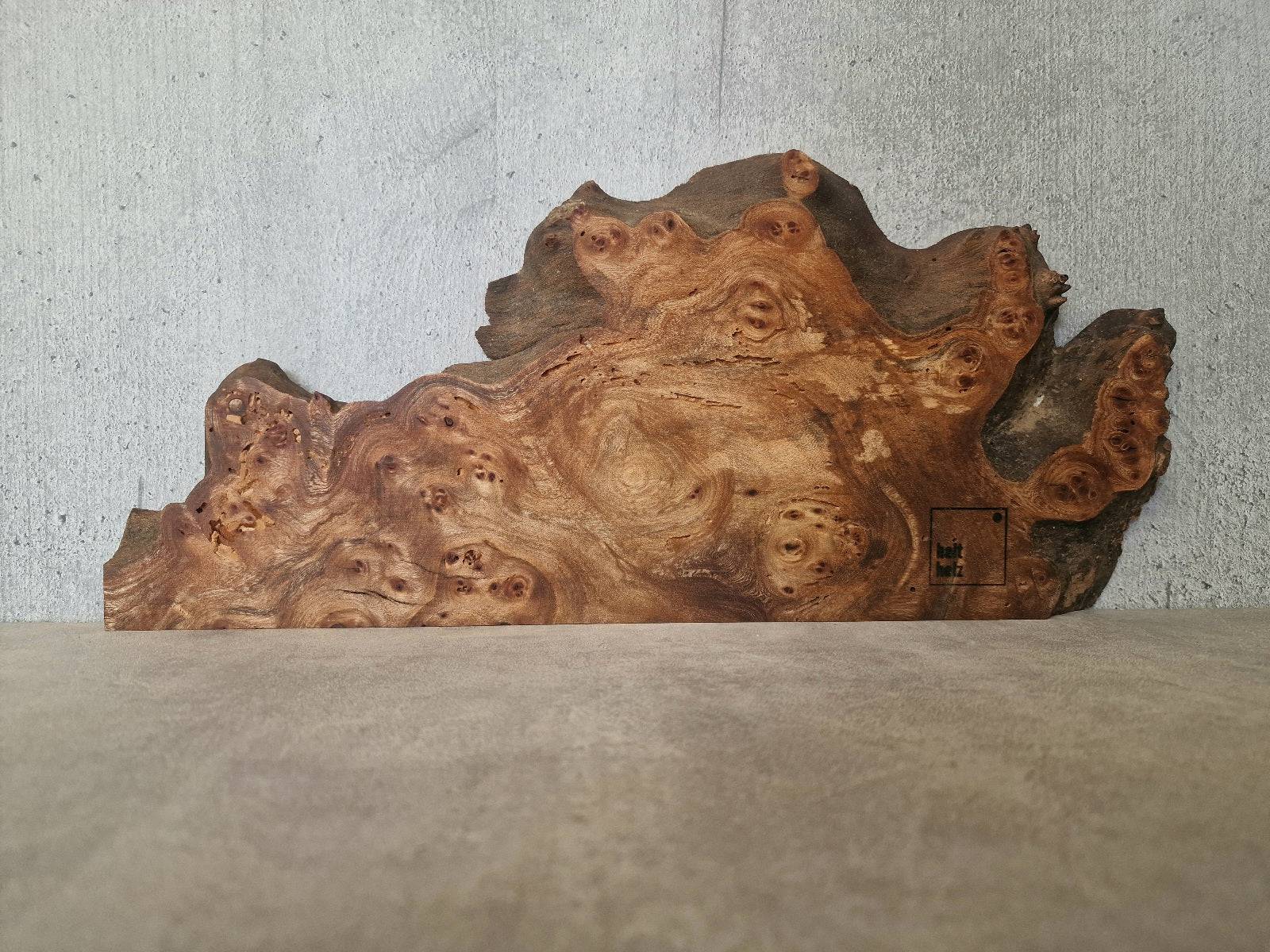 Magnetischen Messerhalter aus Maserulme mit vielen Schwüngen. Eine tolle Form mit vielen Augen.