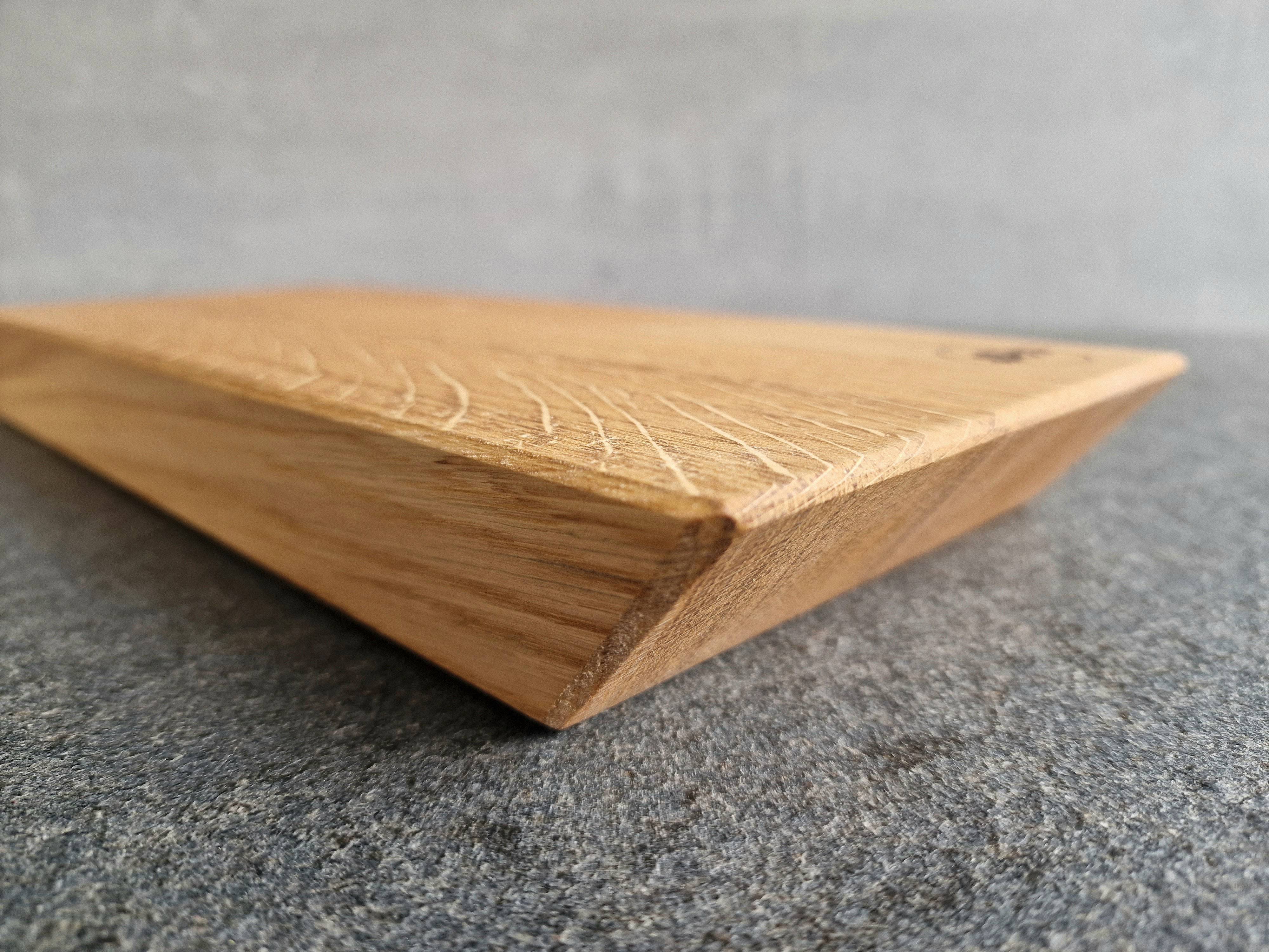 Detailansicht einer Schweizer Kante bei einem Eiche Brett.