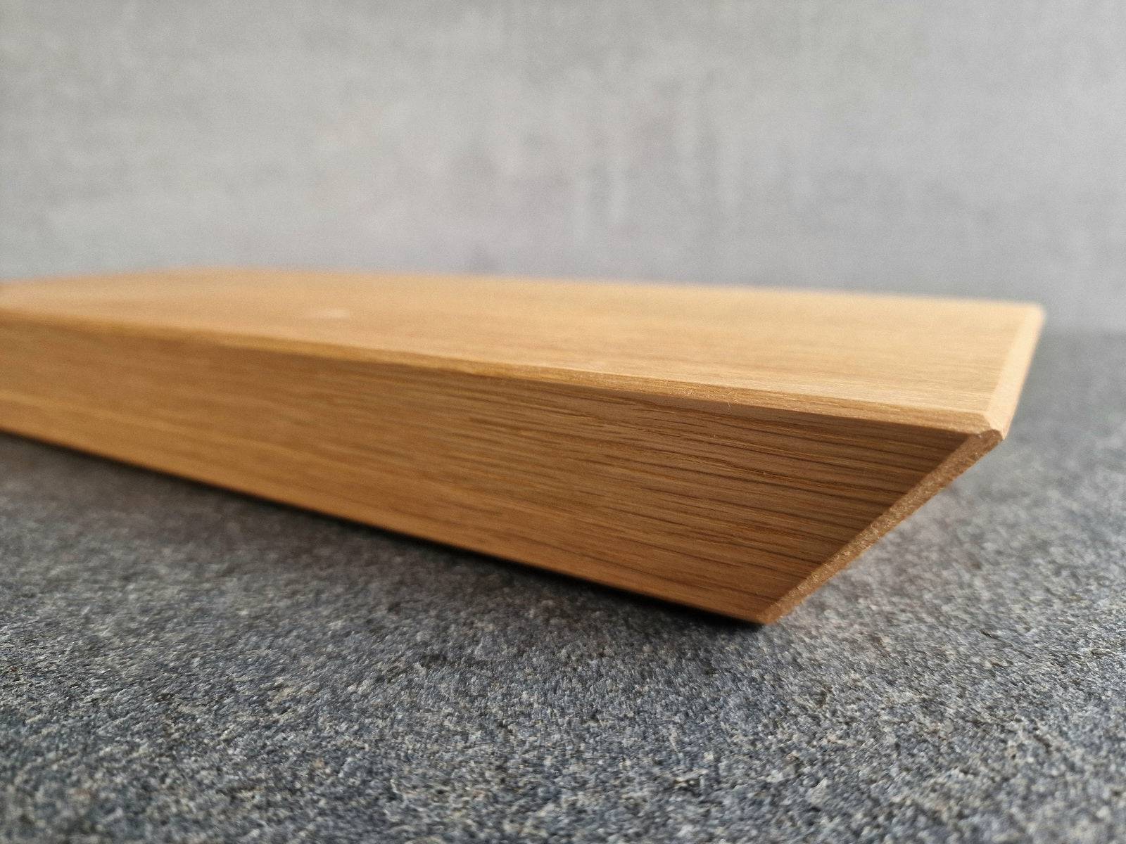 Seitliche Detailansicht bei einem massiven Eiche Brotzeitbrett.