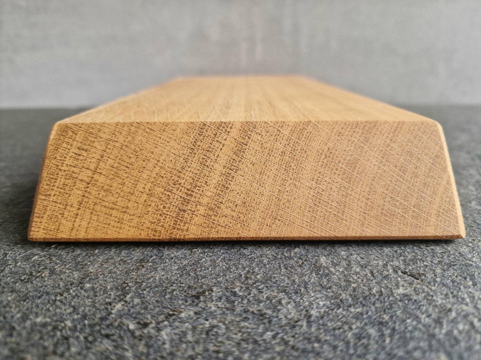 Ansicht der Jahresringe bei einem Vollholz Vesperbrett aus einem Stück Eiche.