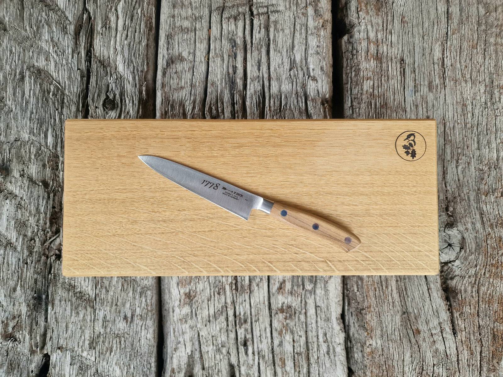 Brotzeitbrett mit 2 schrägen Kanten auf alten Eichenbalken. Dekoriert mit einem DICK Officemesser 1778.