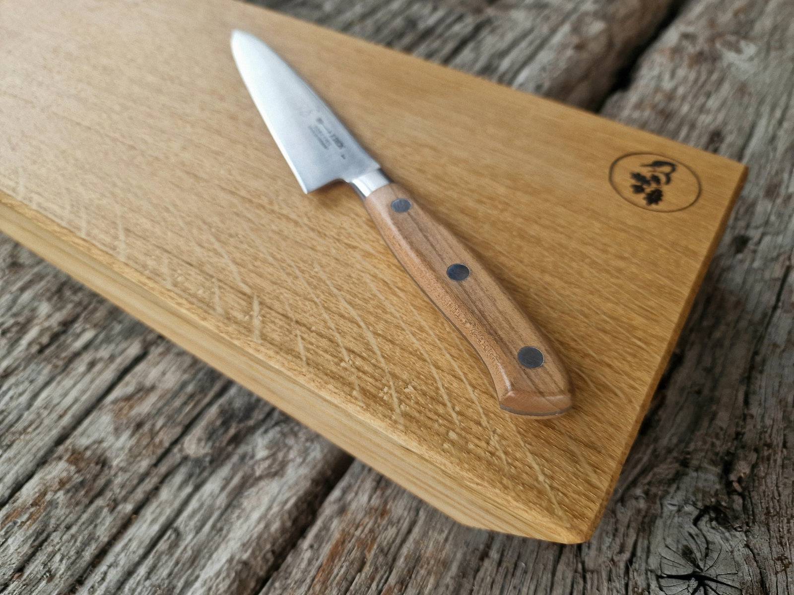 Detailansicht eines Vollholz Eiche Brotzeitbrettes aus einem Stück. Unikat. Dekoriert mit einem Dick Officemesser 1778.